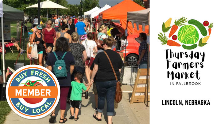Thursday Farmers Market in Fallbrook spotlight image showing a busy market day